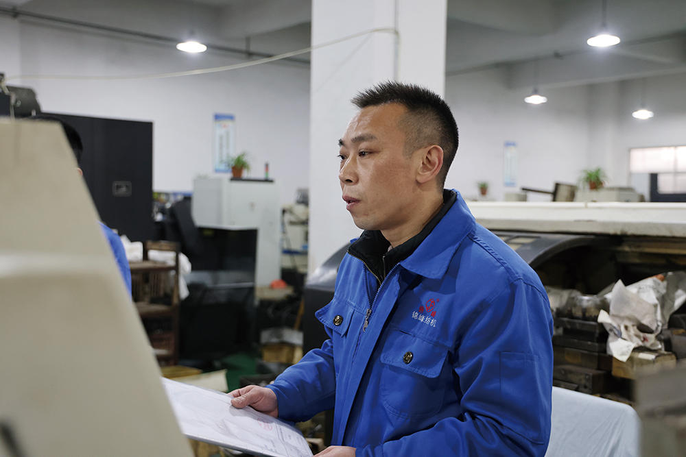 22载执着专注照亮研发之路 --记温州工匠、浙江锦峰纺织机械技术研发中心项目经理黄波